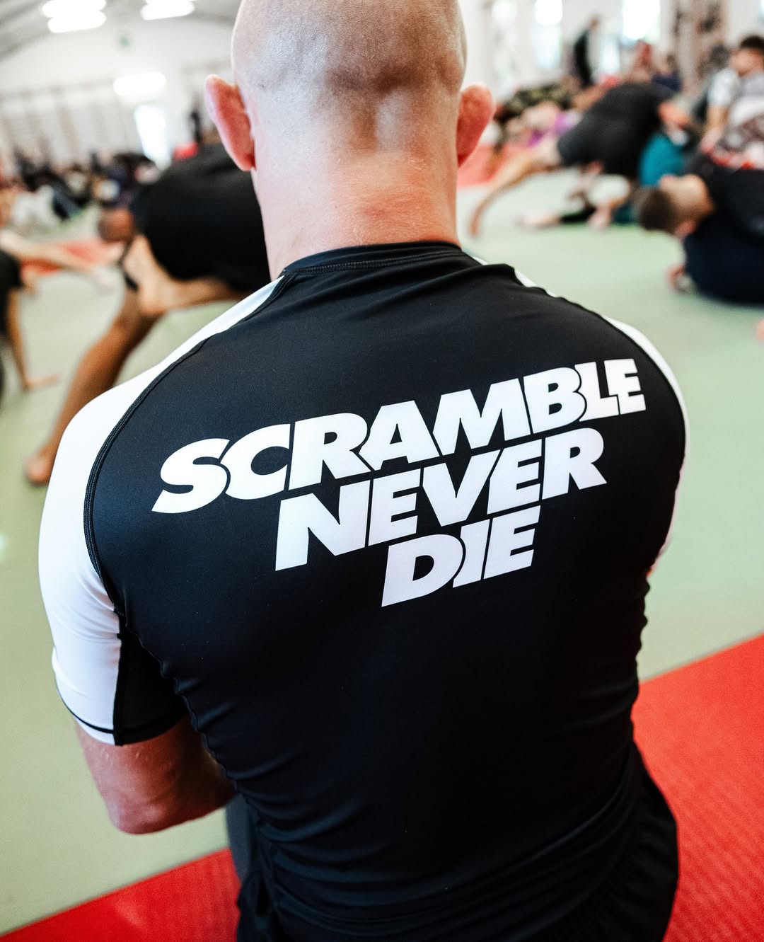SCRAMBLE NEVER DIE ラッシュガード