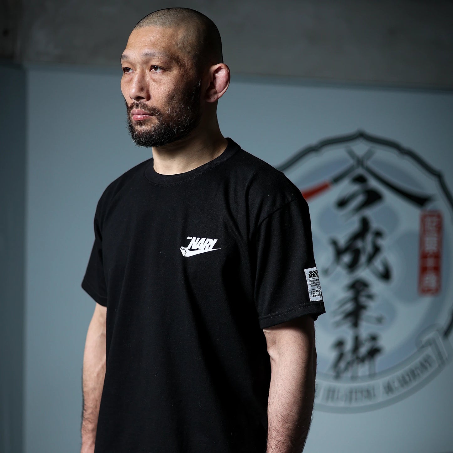 IMANARI ROLL MAN Tシャツ